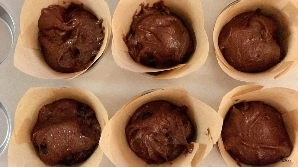 Kakaové muffiny z pohankové..těsto v košíčcích