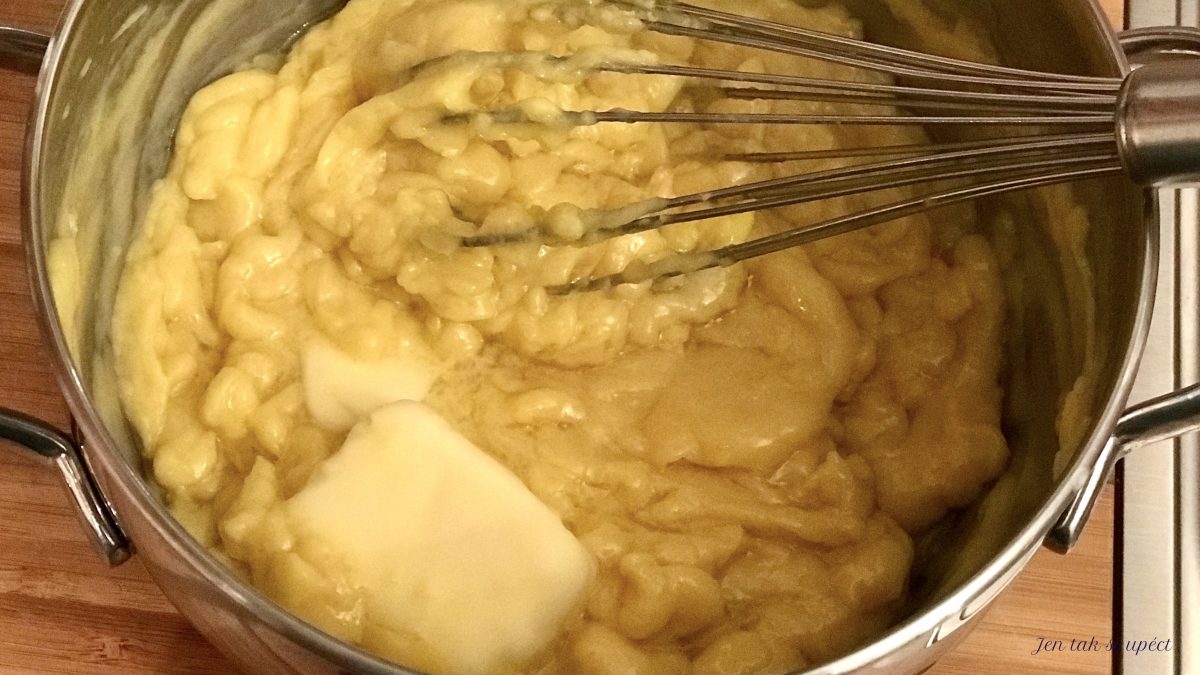 Profiteroles přidání másla do horkého základu krému