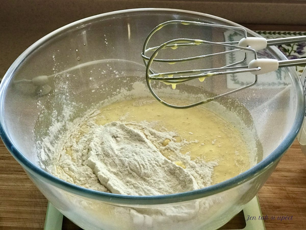 Vánoční cupcake s malinovým krémem výroba těsta 2