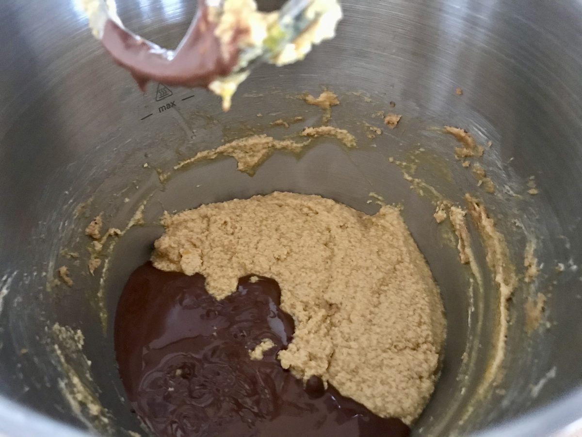 Brownies vyšlehané máslo s cukrem a vejci-přidání čokolády