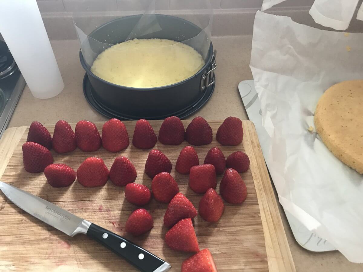 Příprava jahod a prvnío plátu těsta