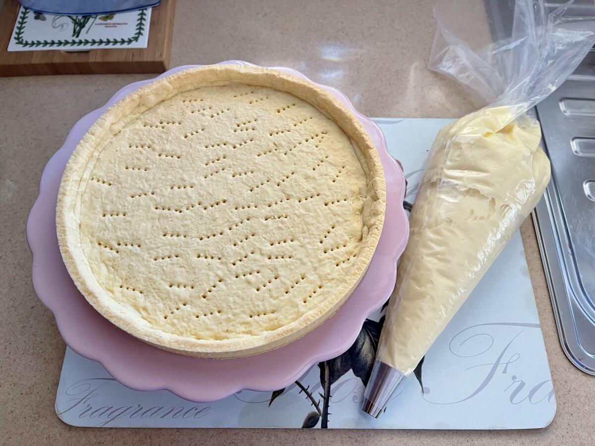křehký koláč s máslovým krémem plnění